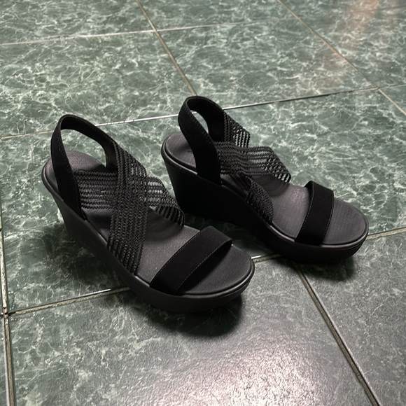 Sketchers Luxefoam Wedge Sandals - Picture 3 of 5